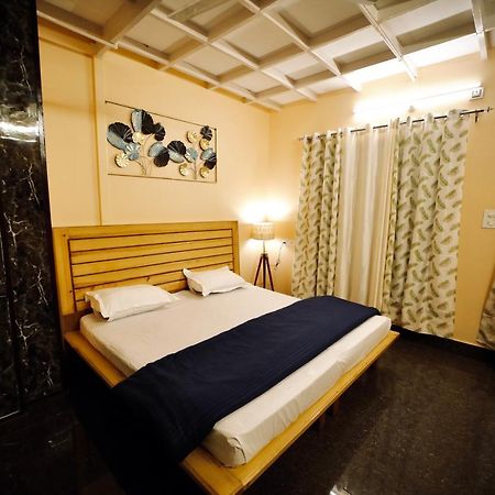 Hotel The Location, A Penthouse Dehradun Exterior foto