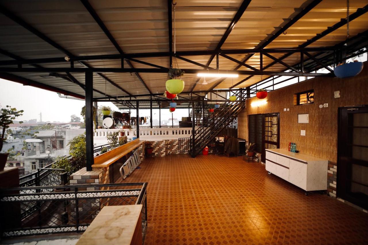 Hotel The Location, A Penthouse Dehradun Exterior foto